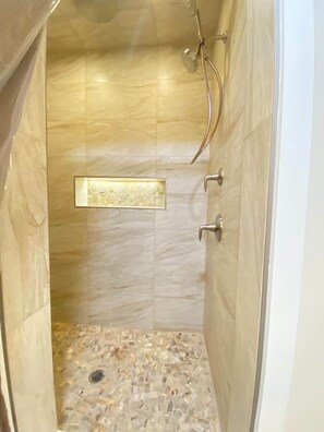 Haartrockner, Handtücher, Toilettenpapier