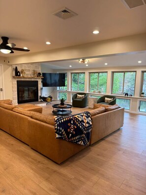 TV, fireplace, DVD player, books - Lakefront Villa! Sleeps 14, Hot tub, boats! (Bethel)
