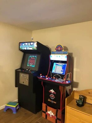 Games room - Lakefront Villa! Sleeps 14, Hot tub, boats! (Bethel)