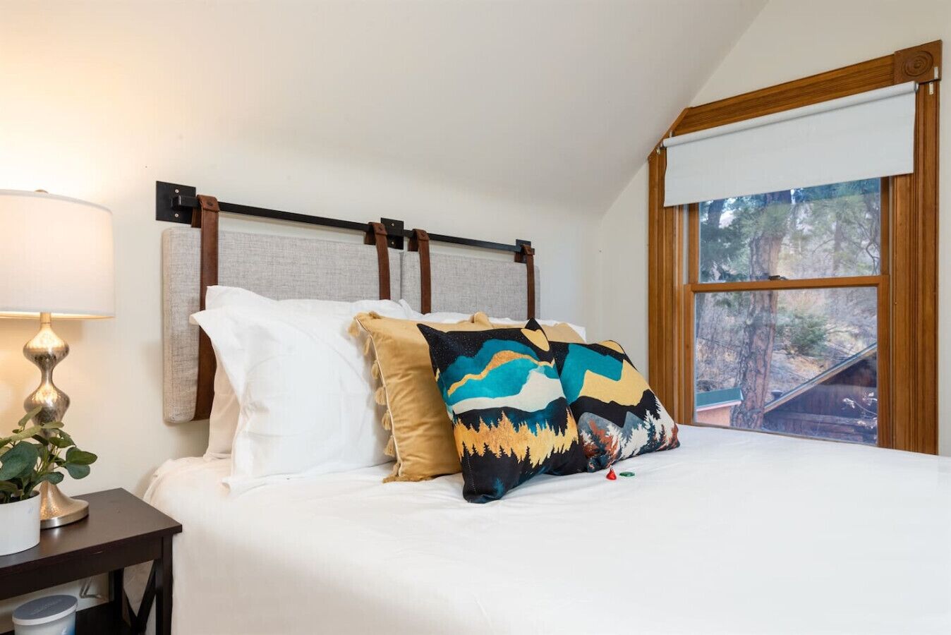 Iron/ironing board, travel crib, WiFi, bed sheets