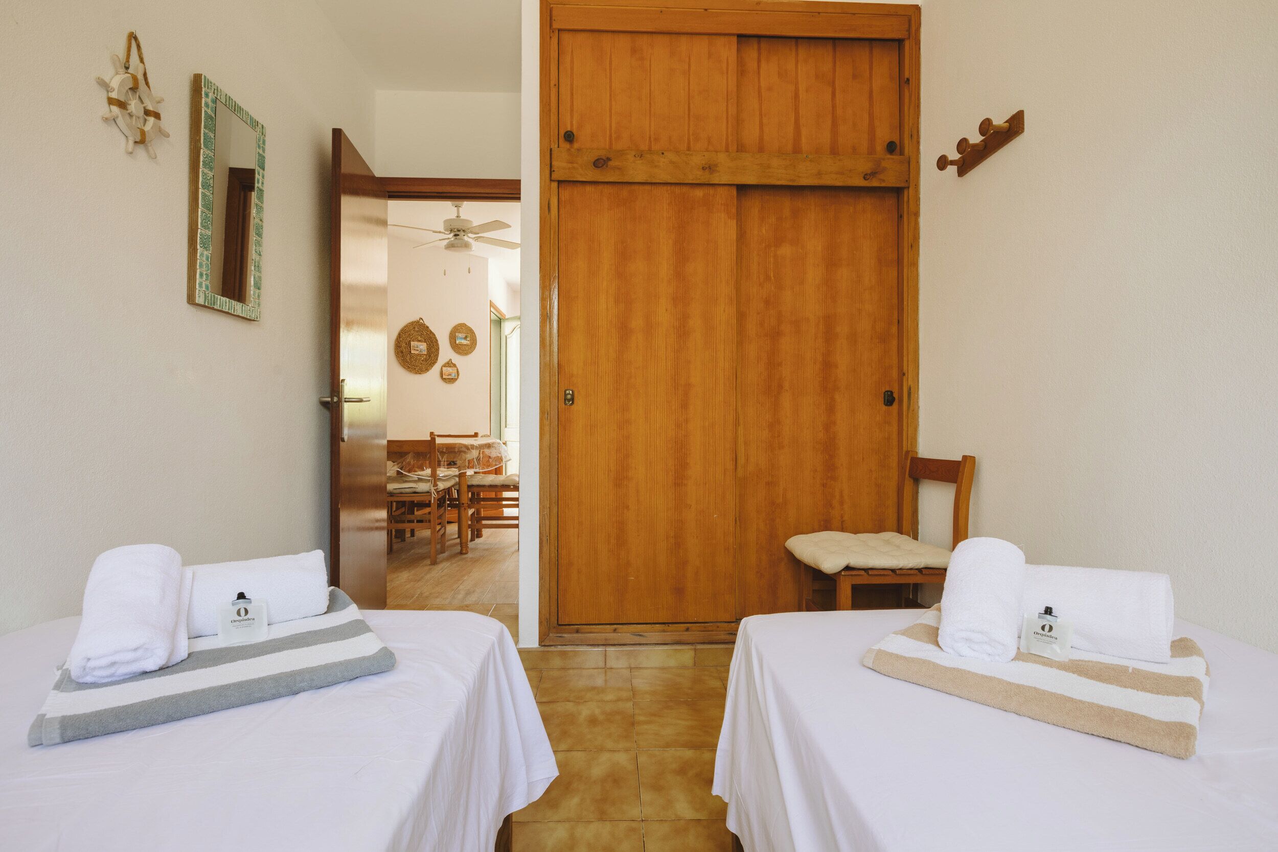 Tabla de planchar con plancha, Internet, ropa de cama