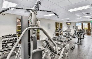 A gym with various exercise equipment, including treadmills and weight machines. - Family Friendly 3bd Villa w/Pvt Pool Nxt to Disney (Kissimmee)