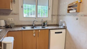 Fridge, microwave, oven, stovetop - Villa del Lago Lloret - Family Studio | Swimming Pool & Garden (Lloret de Mar)