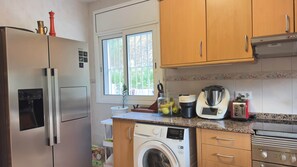 Fridge, microwave, oven, stovetop - Villa del Lago Lloret - Family Studio | Swimming Pool & Garden (Lloret de Mar)