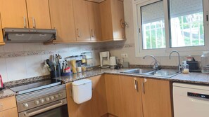 Fridge, microwave, oven, stovetop - Villa del Lago Lloret - Family Studio | Swimming Pool & Garden (Lloret de Mar)