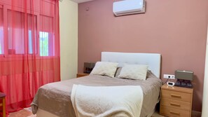 3 bedrooms, in-room safe, iron/ironing board, free WiFi - Villa del Lago Lloret - Family Studio | Swimming Pool & Garden (Lloret de Mar)