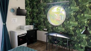 1 bedroom, travel crib, bed sheets