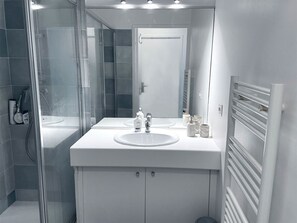 Shower, hair dryer, towels, soap - ENJOY A DREAM HOLIDAY in Juan-les-Pins, 4th floor (Antibes)
