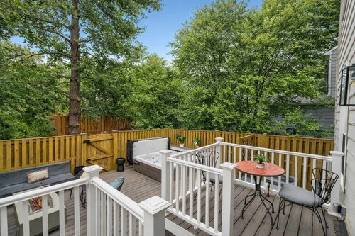 Hot Tub Retreat- Close to DC