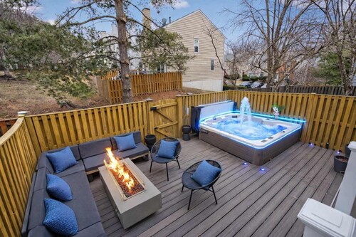 Hot Tub Retreat- Close to DC