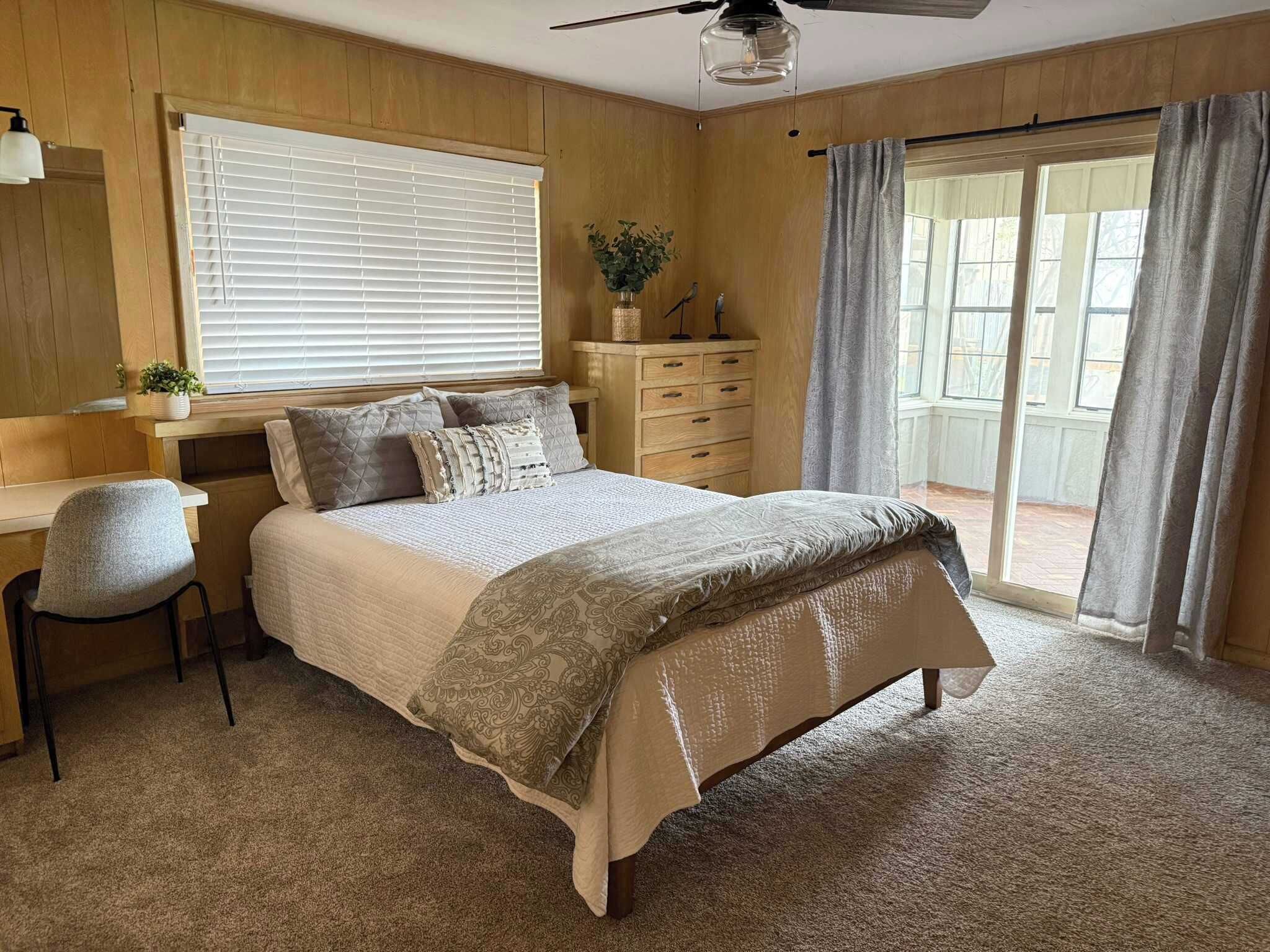Desk, iron/ironing board, WiFi, bed sheets