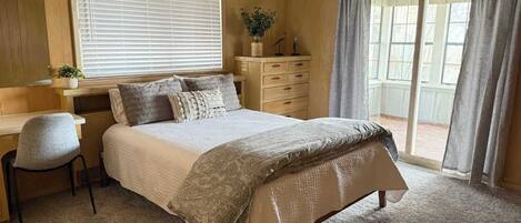 Desk, iron/ironing board, WiFi, bed sheets