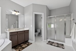 Towels, soap, shampoo, toilet paper - Spacious Fredericksburg Home in Quiet Cul-de-Sac (Fredericksburg)