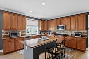 Fridge, microwave, oven, stovetop - Spacious Fredericksburg Home in Quiet Cul-de-Sac (Fredericksburg)