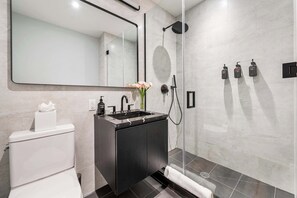 Shower, hair dryer, shampoo, toilet paper - 17John: Luxury 3 Bed W/D in unit + GYM + Lounge (New York)