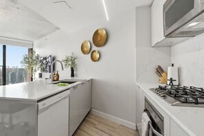 Micro-ondes, four, plaque de cuisson, lave-vaisselle