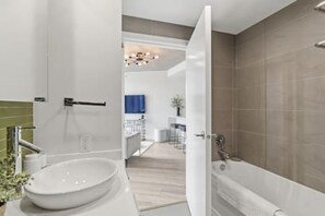 Bathroom - Prime Downtown Location 39th Floor Stunning Views! (Vancouver)