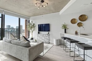 Living area - Prime Downtown Location 39th Floor Stunning Views! (Vancouver)