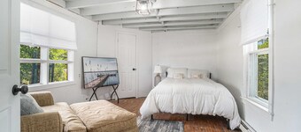 The Three Seasons | Centrally located house in Lak