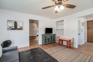 TV - The Three Seasons | Centrally located house in Lak (Lake Leelanau)