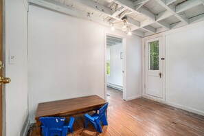 Interior - The Three Seasons | Centrally located house in Lak (Lake Leelanau)