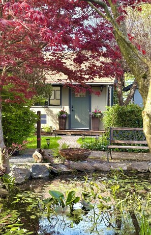 Exterior - Stunning 1/2 Acre of Park-Like Property. Professionally Designed & Decorated (Chemainus)