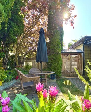 Outdoor dining - Stunning 1/2 Acre of Park-Like Property. Professionally Designed & Decorated (Chemainus)