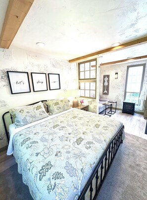 WiFi, bed sheets - Stunning 1/2 Acre of Park-Like Property. Professionally Designed & Decorated (Chemainus)