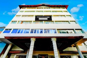 A multi-story building with a sign reading 'Townhouse Oak' and 'Company-Served.' - Collection O Puthali Park (Mysore)
