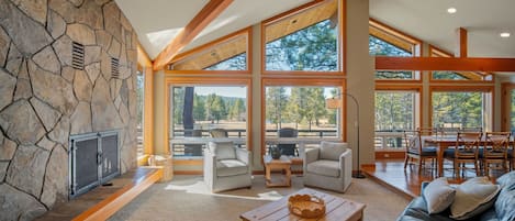 Smart TV, fireplace