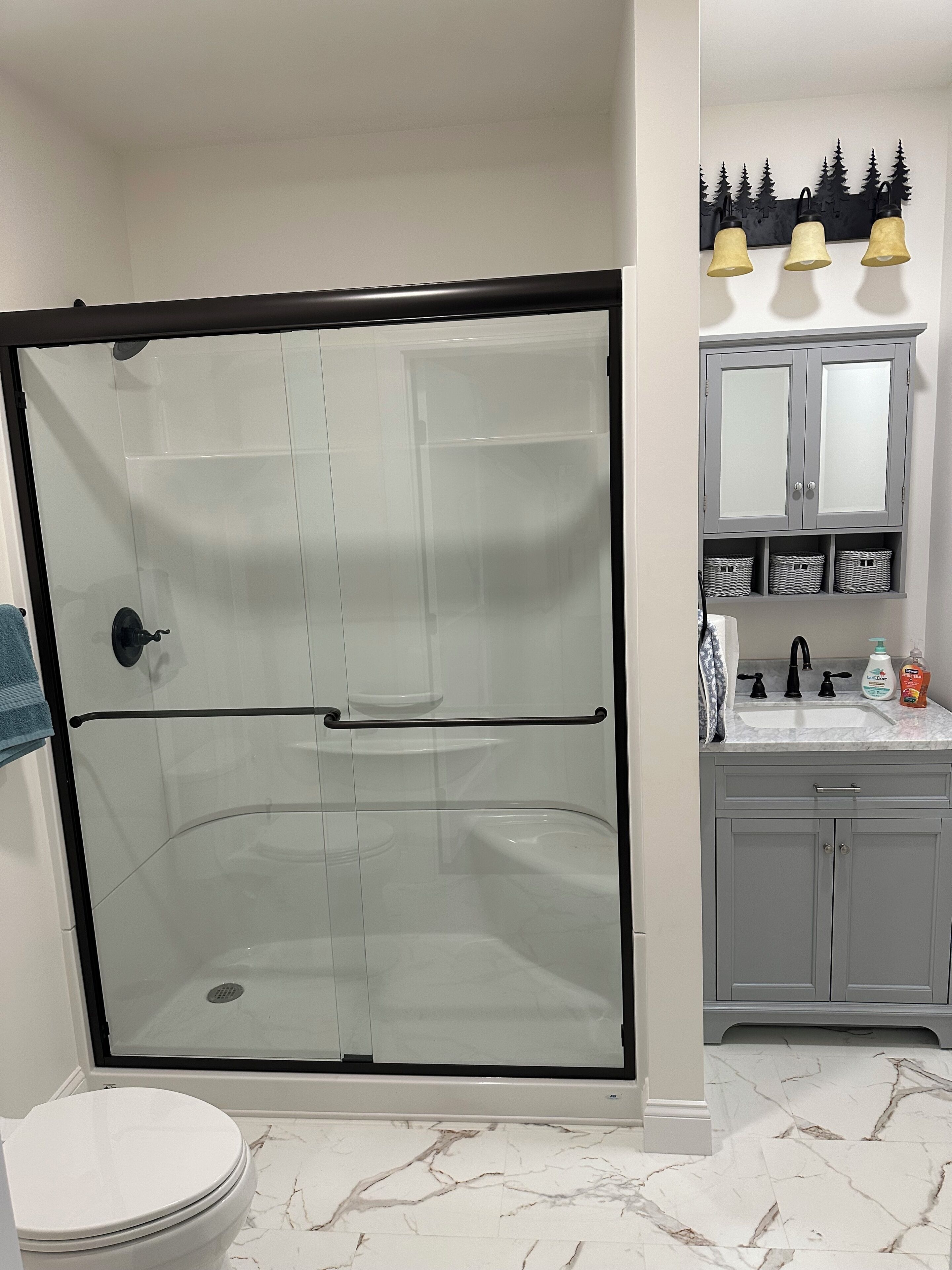 Douche, sèche-cheveux, serviettes fournies, savon