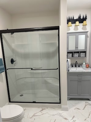 Douche, sèche-cheveux, serviettes fournies, savon