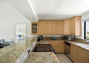 Fridge, microwave, oven, stovetop - 10th Tee Retreat - Mountain Views + Resort Living (Palm Desert)