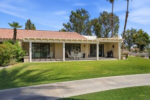 Exterior - 10th Tee Retreat - Mountain Views + Resort Living (Palm Desert)