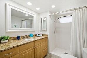 Shower, hair dryer, towels, shampoo - 10th Tee Retreat - Mountain Views + Resort Living (Palm Desert)