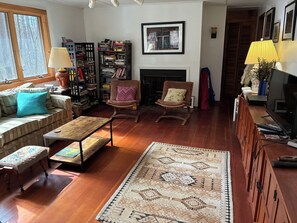 Smart TV, books - 4-bedroom cottage in  Stockbridge MA in Berkshires, minutes to private beach (Stockbridge)