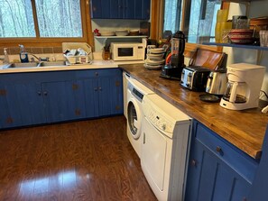 Private kitchen - 4-bedroom cottage in  Stockbridge MA in Berkshires, minutes to private beach (Stockbridge)
