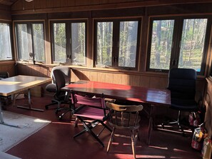 Dining - 4-bedroom cottage in  Stockbridge MA in Berkshires, minutes to private beach (Stockbridge)