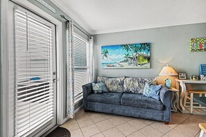 Living area - Beachfront condo at Seascape w/view from over-sized balcony with w/d in unit (Galveston)