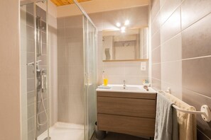 Shower, hair dryer - Gîte en Grès Rose 4/6 persons (CANILHAC)