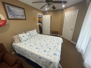 2 bedrooms, WiFi, bed sheets - Peaceful 2-bedroom house with deck views of the Gulf on the Bolivar Peninsula. (Bolivar Peninsula)