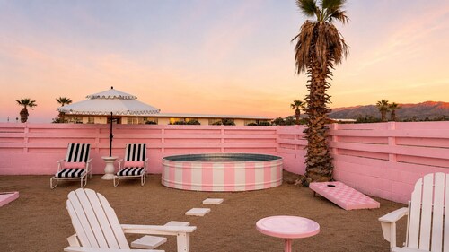 Viral pink desert home • 4 min JTNP • cowboy pool • spa • ping pong • hammocks