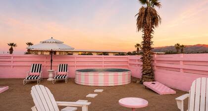 Viral pink desert home • 4 min JTNP • cowboy pool • spa • ping pong • hammocks
