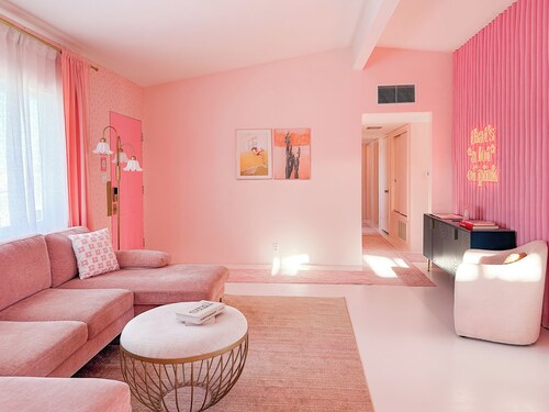 Viral pink desert home • 4 min JTNP • cowboy pool • spa • ping pong • hammocks