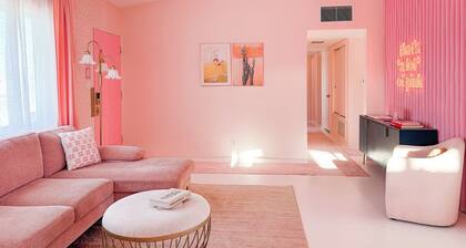 Viral pink desert home • 4 min JTNP • cowboy pool • spa • ping pong • hammocks