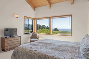 3 bedrooms, WiFi, bed sheets - Stunning Oceanfront Home with 3 Ensuites + Hot Tub (Sea Ranch)
