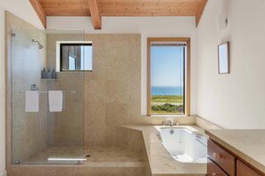 Shower, hair dryer, towels, shampoo - Stunning Oceanfront Home with 3 Ensuites + Hot Tub (Sea Ranch)