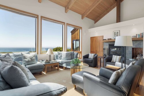 Sea Ranch 3BR oceanfront home with 3 ensuites & private hot tub