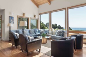 TV, fireplace - Stunning Oceanfront Home with 3 Ensuites + Hot Tub (Sea Ranch)