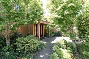 Exterior - Stunning Oceanfront Home with 3 Ensuites + Hot Tub (Sea Ranch)